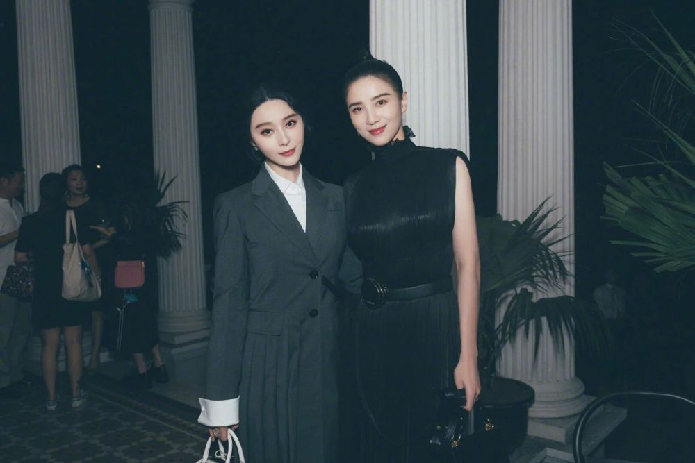 范冰冰|范冰冰无惧官司盛装出席艺术展，与廖凡高调牵手疑做第三者？