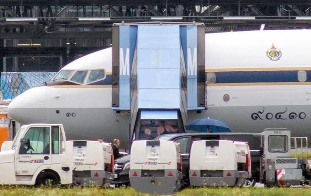 诗妮娜|泰国甄嬛传再更新！泰王穿红背心接诗妮娜团聚，被曝穿同款衣滑雪