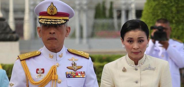 诗妮娜|泰国甄嬛传再更新！泰王穿红背心接诗妮娜团聚，被曝穿同款衣滑雪