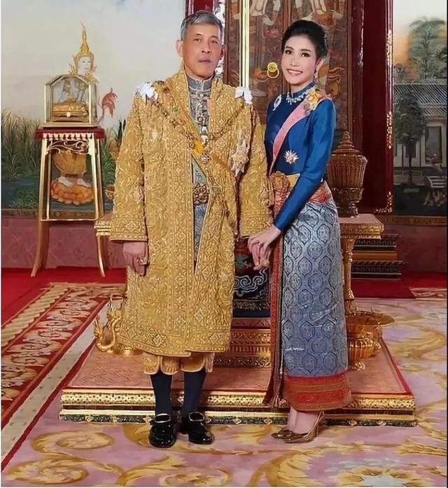 诗妮娜|泰国甄嬛传再更新！泰王穿红背心接诗妮娜团聚，被曝穿同款衣滑雪