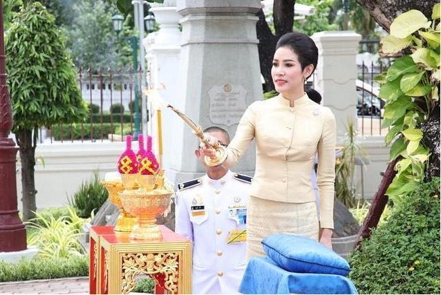 诗妮娜|泰国甄嬛传再更新！泰王穿红背心接诗妮娜团聚，被曝穿同款衣滑雪