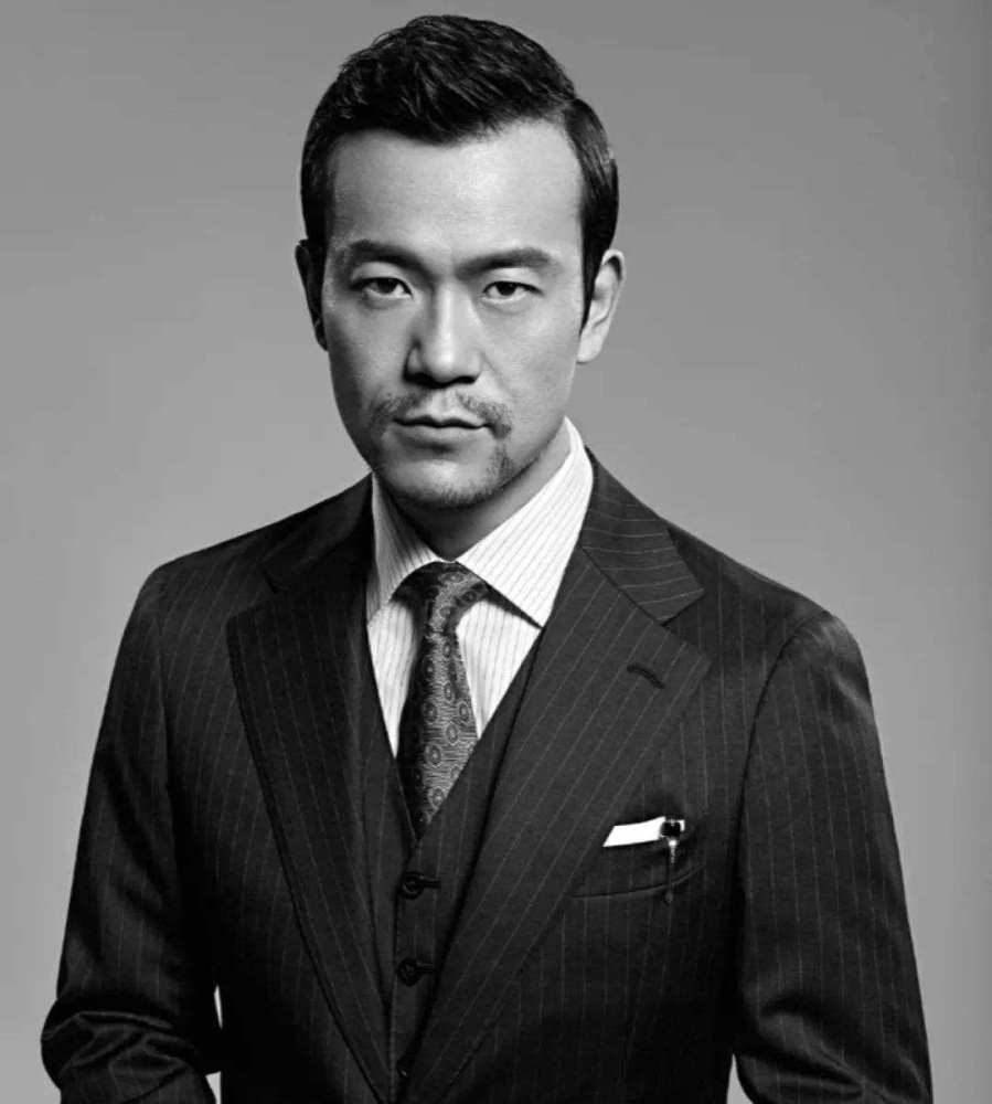 范冰冰|范冰冰无惧官司盛装出席艺术展，与廖凡高调牵手疑做第三者？