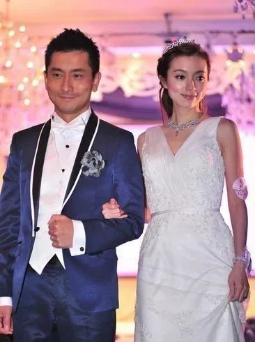 范振锋的老婆是tvb曾经的小花李思欣,2011年4月,范振锋在社交平台被曝