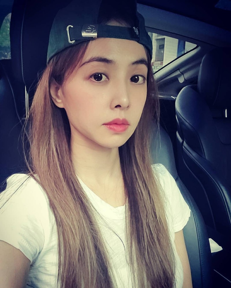 蔡依林晒自拍皮肤白嫩 反戴鸭舌帽俏皮可爱