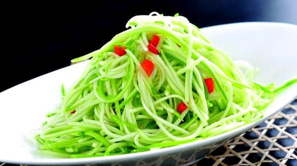 凉拌西葫芦西葫芦也能生吃不仅开胃下饭还爽口酒店才有