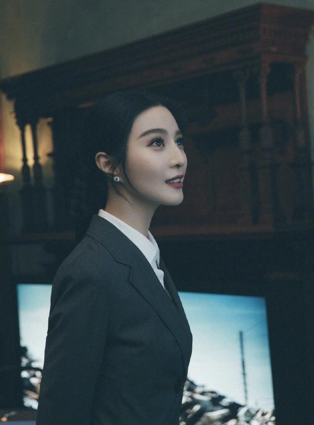 范冰冰|范冰冰参加贾樟柯导演个人展，与廖凡黄觉亲密同框，重回江湖地位