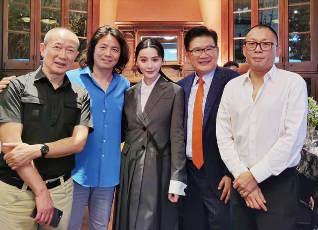 范冰冰|范冰冰参加贾樟柯导演个人展，与廖凡黄觉亲密同框，重回江湖地位