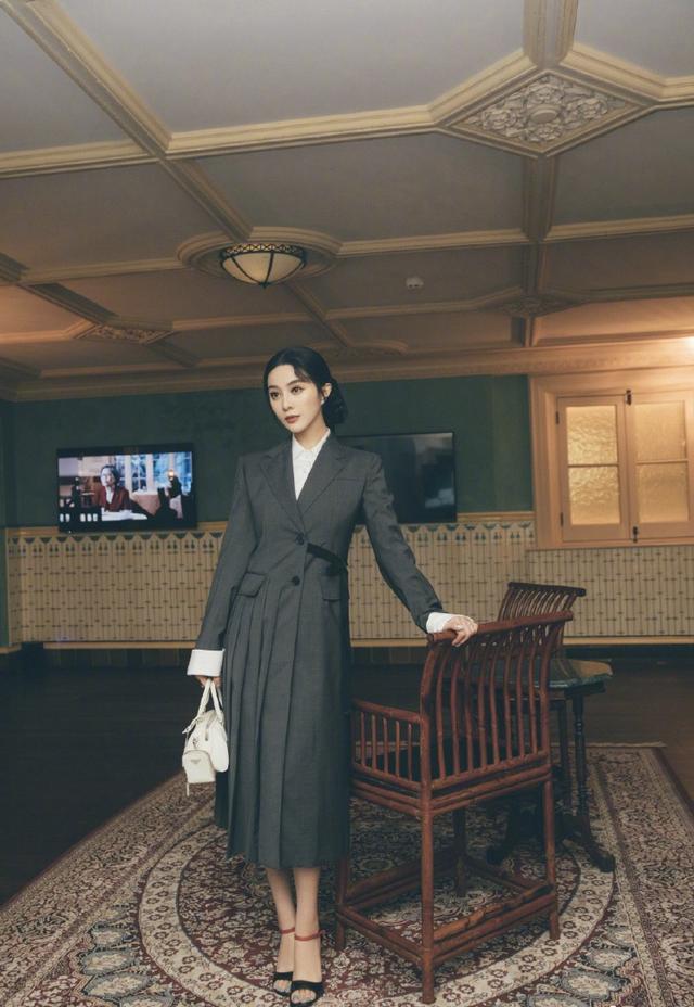 范冰冰|范冰冰参加贾樟柯导演个人展，与廖凡黄觉亲密同框，重回江湖地位