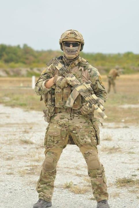 俄罗斯特种部队训练,满配ak步枪不算啥,全身欧美式装备是咋回事?