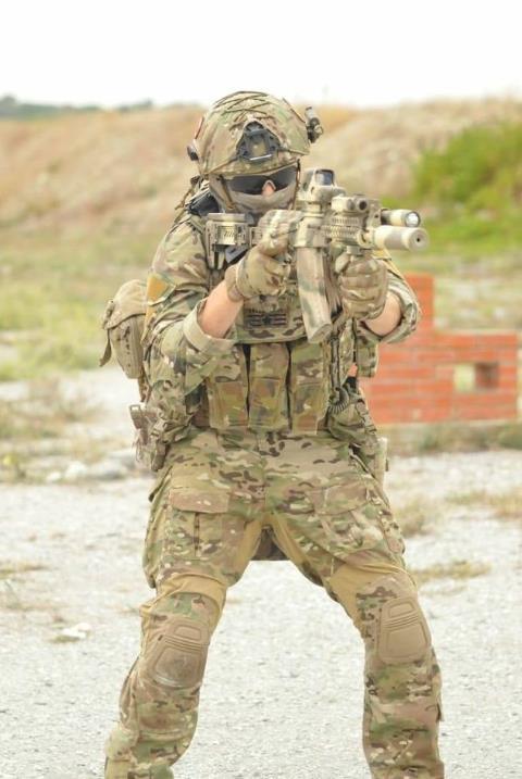 俄罗斯特种部队训练,满配ak步枪不算啥,全身欧美式装备是咋回事?