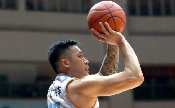 后,马上与方硕续约,并用2个选秀权从南京同曦换来了周仪翔的自由之身