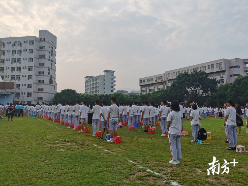 云浮邓发纪念中学今日正式开学_腾讯新闻