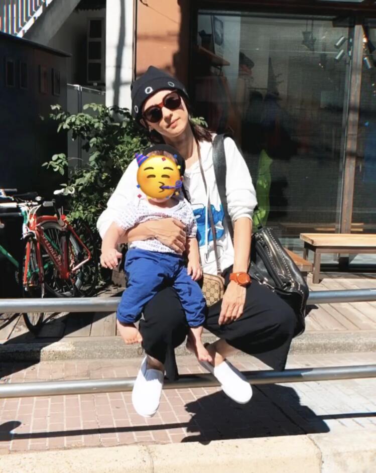 张柏芝|张柏芝复工不忘晒儿子，10岁小Q身高到妈妈肩膀，小王子侧颜超帅