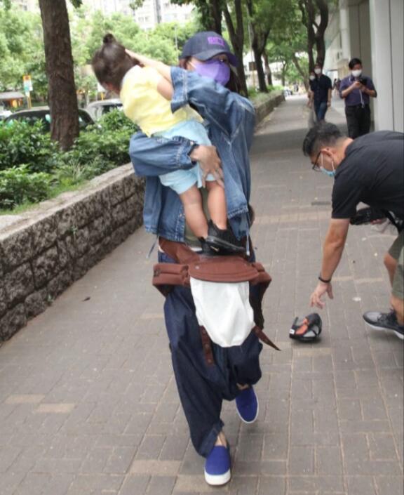 张柏芝|张柏芝复工不忘晒儿子，10岁小Q身高到妈妈肩膀，小王子侧颜超帅