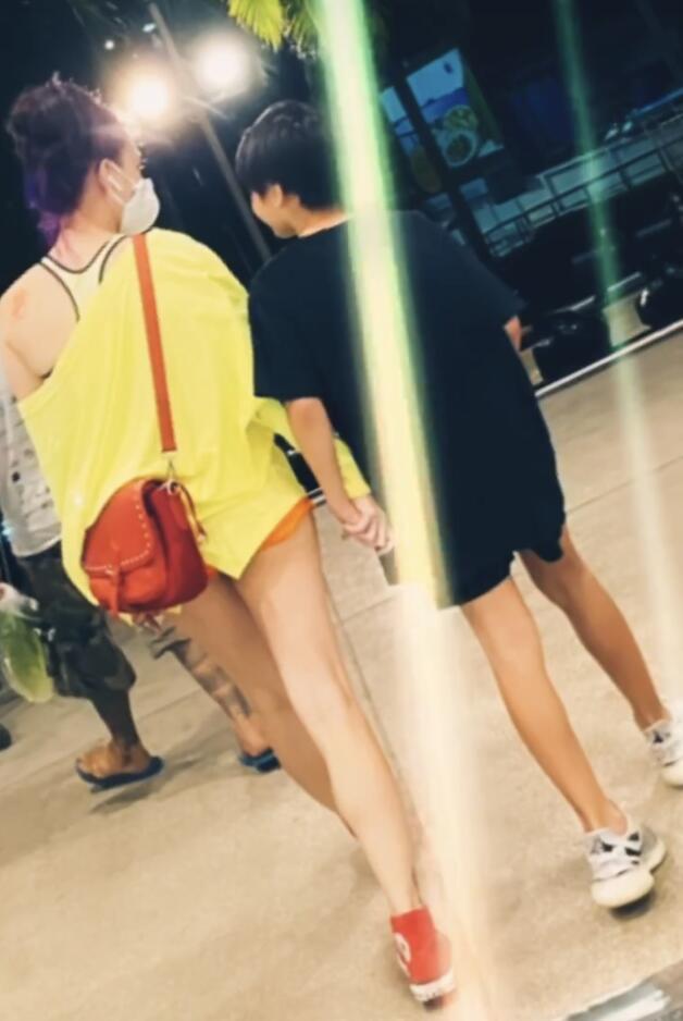 张柏芝|张柏芝复工不忘晒儿子，10岁小Q身高到妈妈肩膀，小王子侧颜超帅