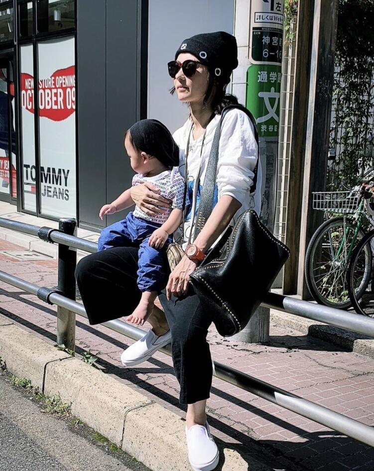 张柏芝|张柏芝复工不忘晒儿子，10岁小Q身高到妈妈肩膀，小王子侧颜超帅