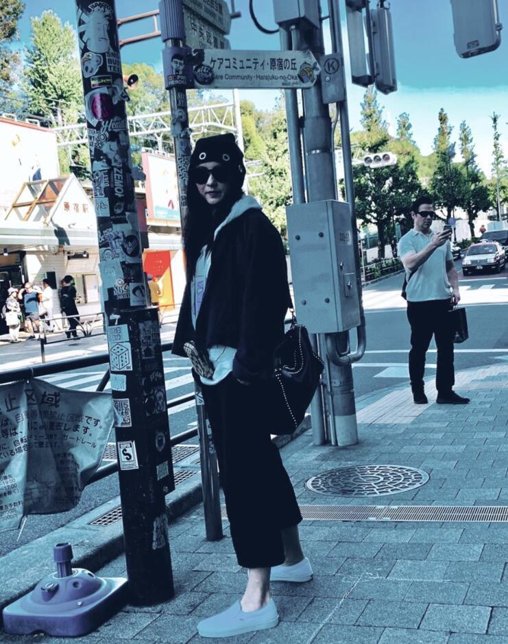 张柏芝|张柏芝复工不忘晒儿子，10岁小Q身高到妈妈肩膀，小王子侧颜超帅