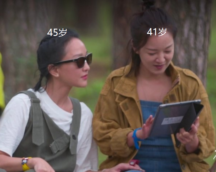 周迅|周迅亮相直播综艺，失去了八级P图待遇，45岁生图状态很真实