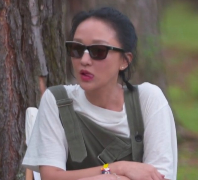 周迅|周迅亮相直播综艺，失去了八级P图待遇，45岁生图状态很真实