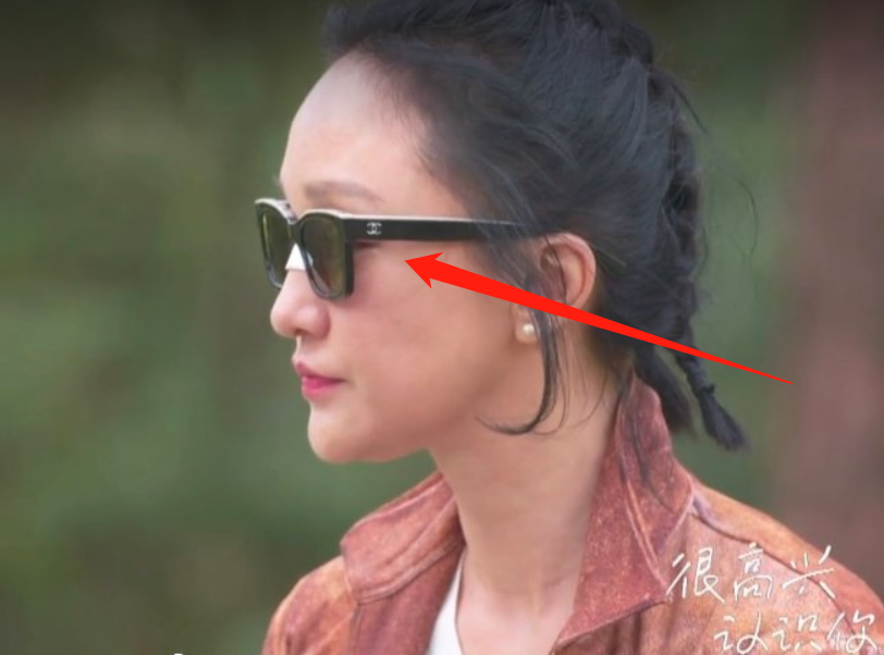 周迅|周迅亮相直播综艺，失去了八级P图待遇，45岁生图状态很真实