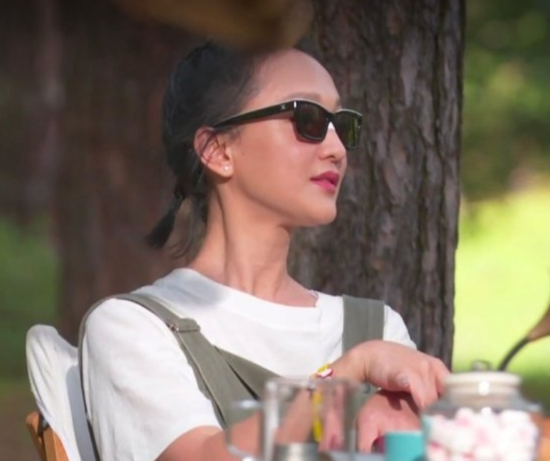 周迅|周迅亮相直播综艺，失去了八级P图待遇，45岁生图状态很真实