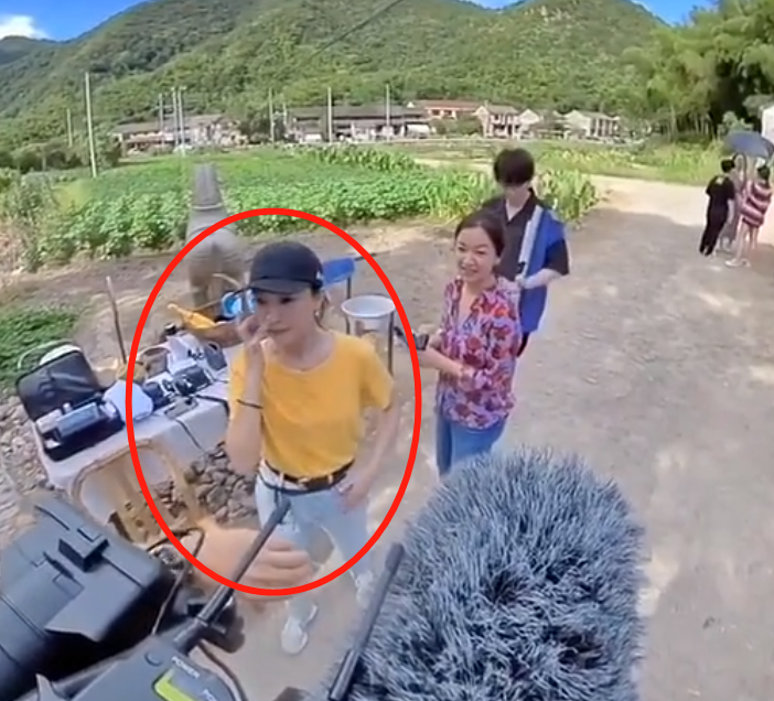 周迅|周迅亮相直播综艺，失去了八级P图待遇，45岁生图状态很真实