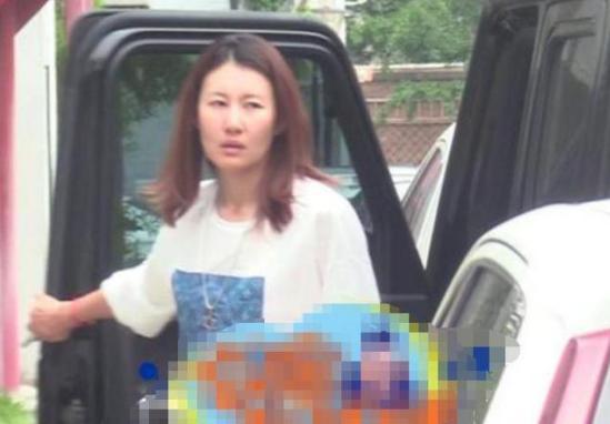 王宝强|王宝强新女友曝光，不求名分为其母亲披麻戴孝，前妻马蓉终于发声