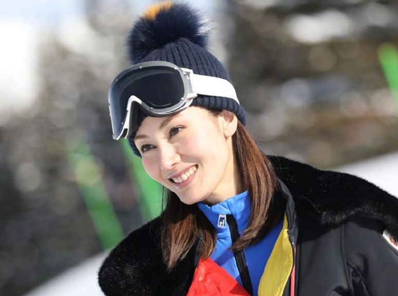 李嘉欣|李嘉欣深夜晒照，50岁的她皮肤光滑紧致，不愧是“最美港姐”