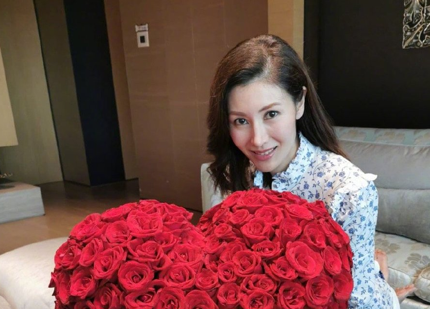 李嘉欣|李嘉欣深夜晒照，50岁的她皮肤光滑紧致，不愧是“最美港姐”