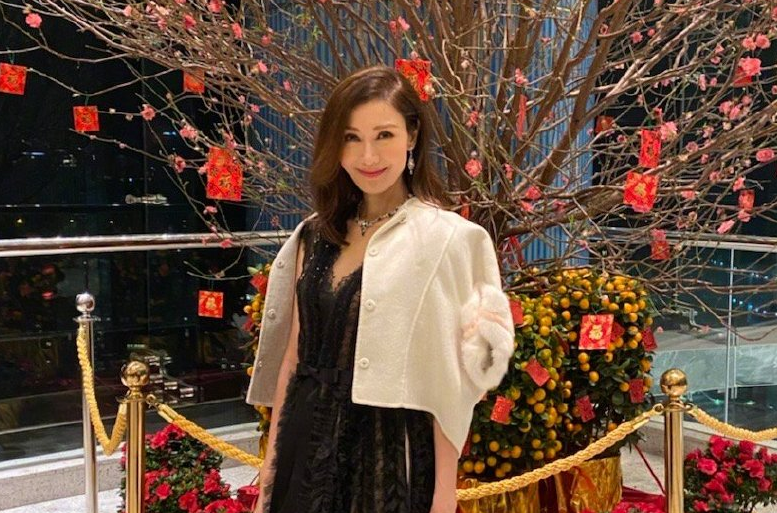 李嘉欣|李嘉欣深夜晒照，50岁的她皮肤光滑紧致，不愧是“最美港姐”