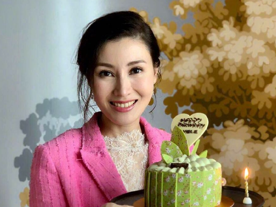 李嘉欣|李嘉欣深夜晒照，50岁的她皮肤光滑紧致，不愧是“最美港姐”