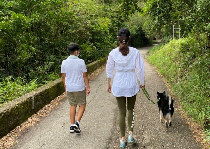 李嘉欣|李嘉欣深夜晒照，50岁的她皮肤光滑紧致，不愧是“最美港姐”