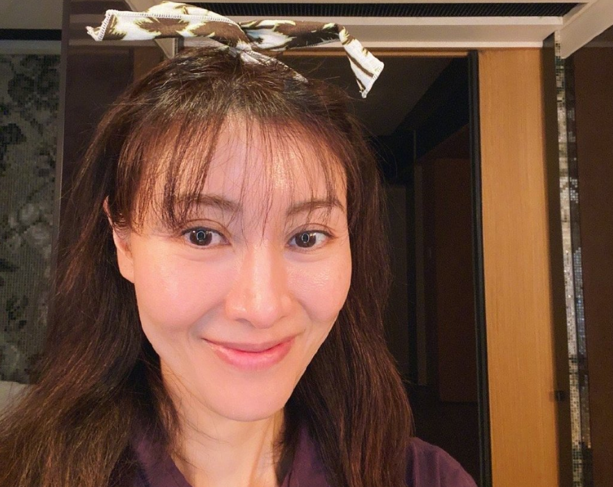 李嘉欣|李嘉欣深夜晒照，50岁的她皮肤光滑紧致，不愧是“最美港姐”