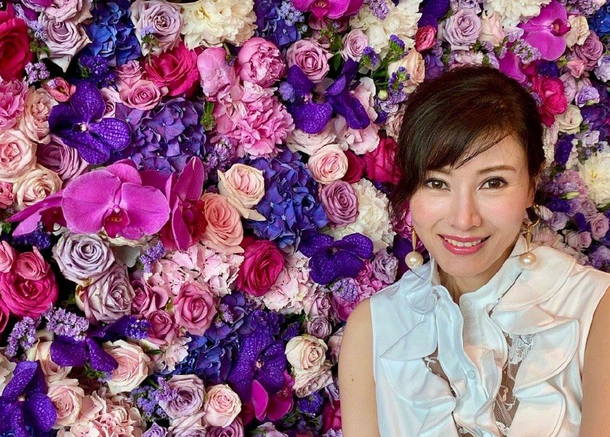 李嘉欣|李嘉欣深夜晒照，50岁的她皮肤光滑紧致，不愧是“最美港姐”