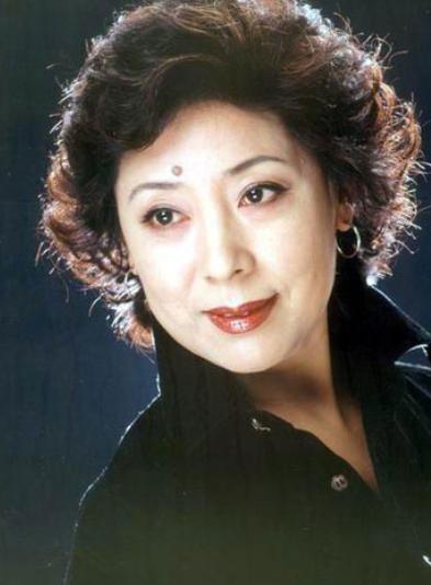 关牧村|一级演员关牧村，曾捡烂菜充饥，被丈夫家暴，后嫁高官被宠21年