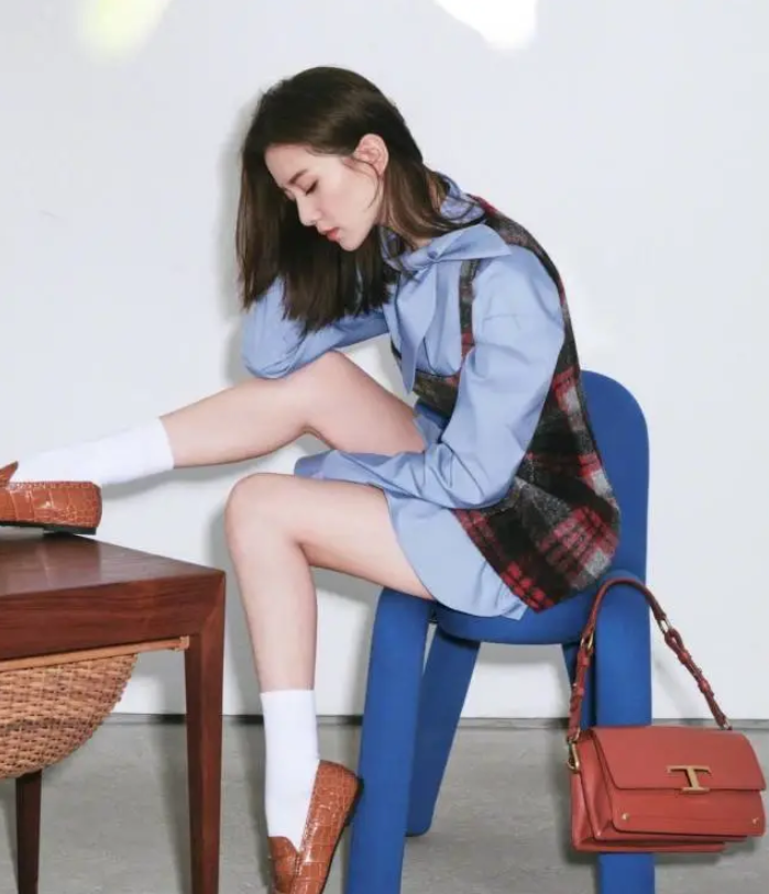 刘诗诗才是隐藏"腿精",当她穿上三分短裙,秀出双腿像是上帝亲手捏的