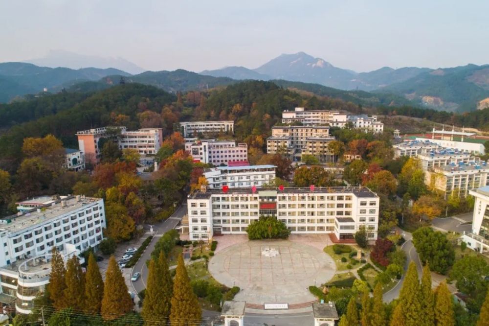 潜山市野寨中学(金健/摄)天柱山大峡谷(徐峰/摄)薛家岗古文化遗址痘姆