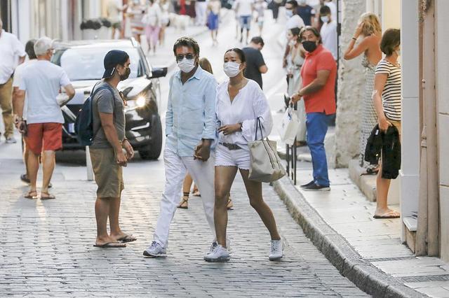 巩俐|巩俐与老公逛街扫货，十指紧扣超恩爱，皮肤黝黑细节显胖