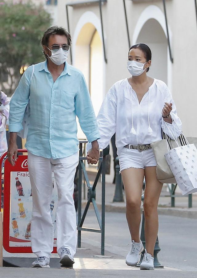 巩俐|巩俐与老公逛街扫货，十指紧扣超恩爱，皮肤黝黑细节显胖