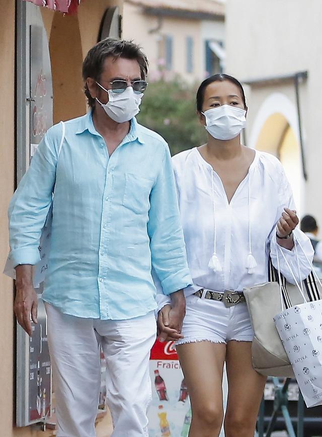 巩俐|巩俐与老公逛街扫货，十指紧扣超恩爱，皮肤黝黑细节显胖