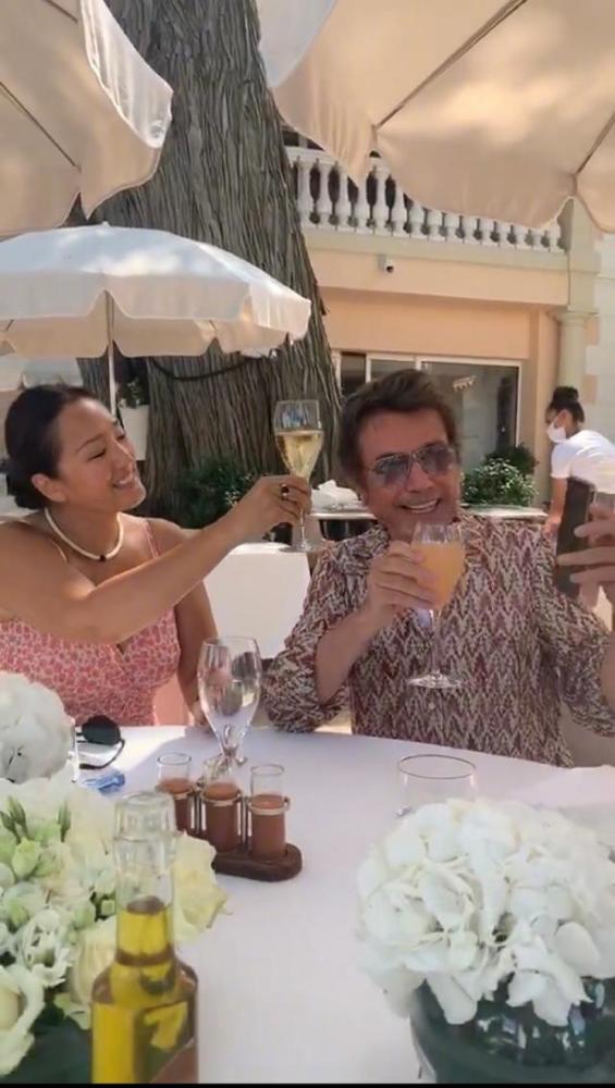 巩俐|巩俐与老公逛街扫货，十指紧扣超恩爱，皮肤黝黑细节显胖