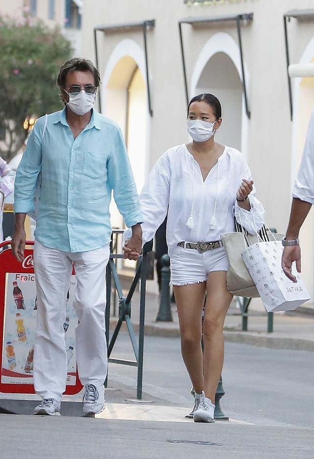 巩俐|巩俐与老公逛街扫货，十指紧扣超恩爱，皮肤黝黑细节显胖