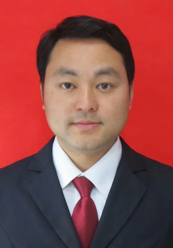 附:王峰同志简历免去张隆富,吴文强同志的吉水县人民政府副县长职务.