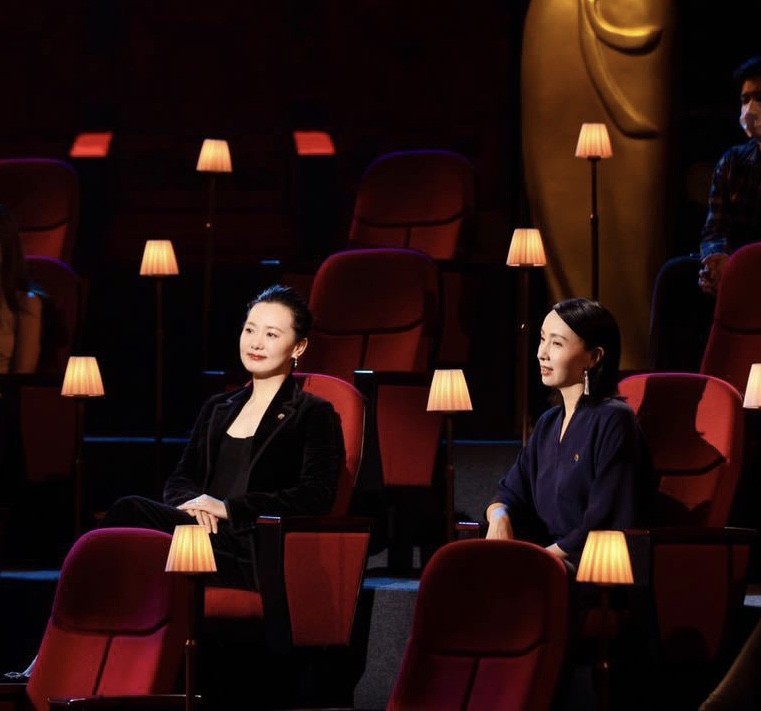 陶虹|陶虹咏梅两大影后同台，短发陶虹更有女性魅力，咏梅气质吸引人