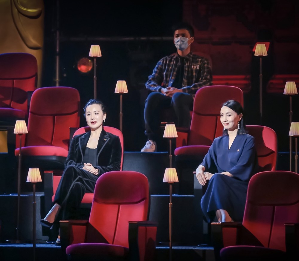 陶虹|陶虹咏梅两大影后同台，短发陶虹更有女性魅力，咏梅气质吸引人