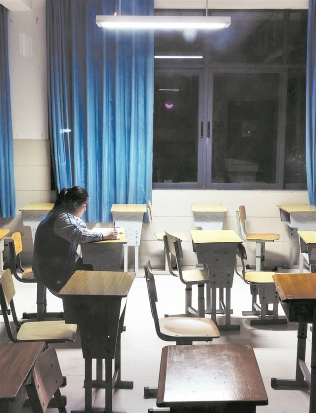 高三学子独自在教室里复习