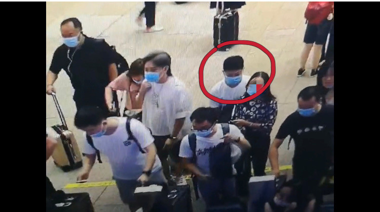 男子在北京南站用包遮挡进行行窃，被刑拘
