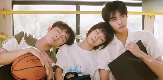 仲夏满天心|《仲夏满天心》刚开播，就力压《家人》，杨超越不愧是热度女王