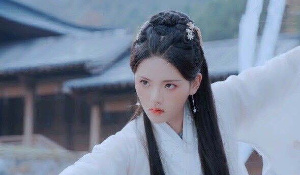 仲夏满天心|《仲夏满天心》刚开播，就力压《家人》，杨超越不愧是热度女王