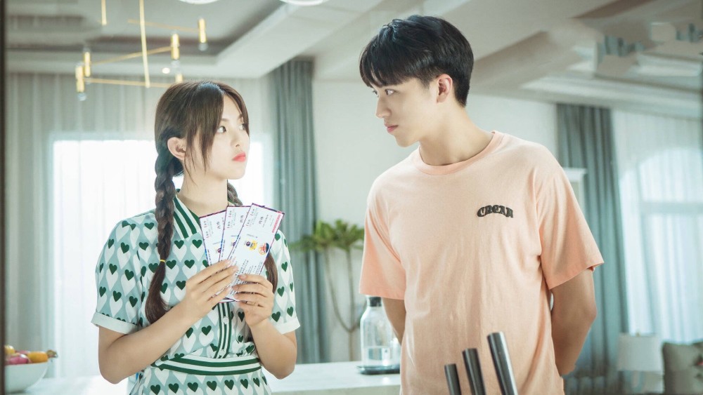 仲夏满天心|《仲夏满天心》刚开播，就力压《家人》，杨超越不愧是热度女王